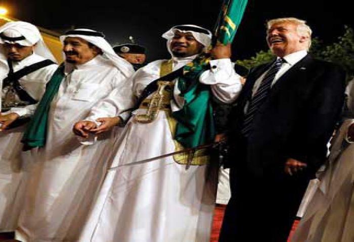 Donald Trump Main Pedang di Saudi